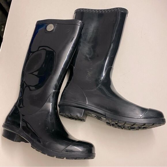UGG black gloss classic tall pull on boots rubber Shaye Sheepskin Lining 6 - Picture 1 of 9